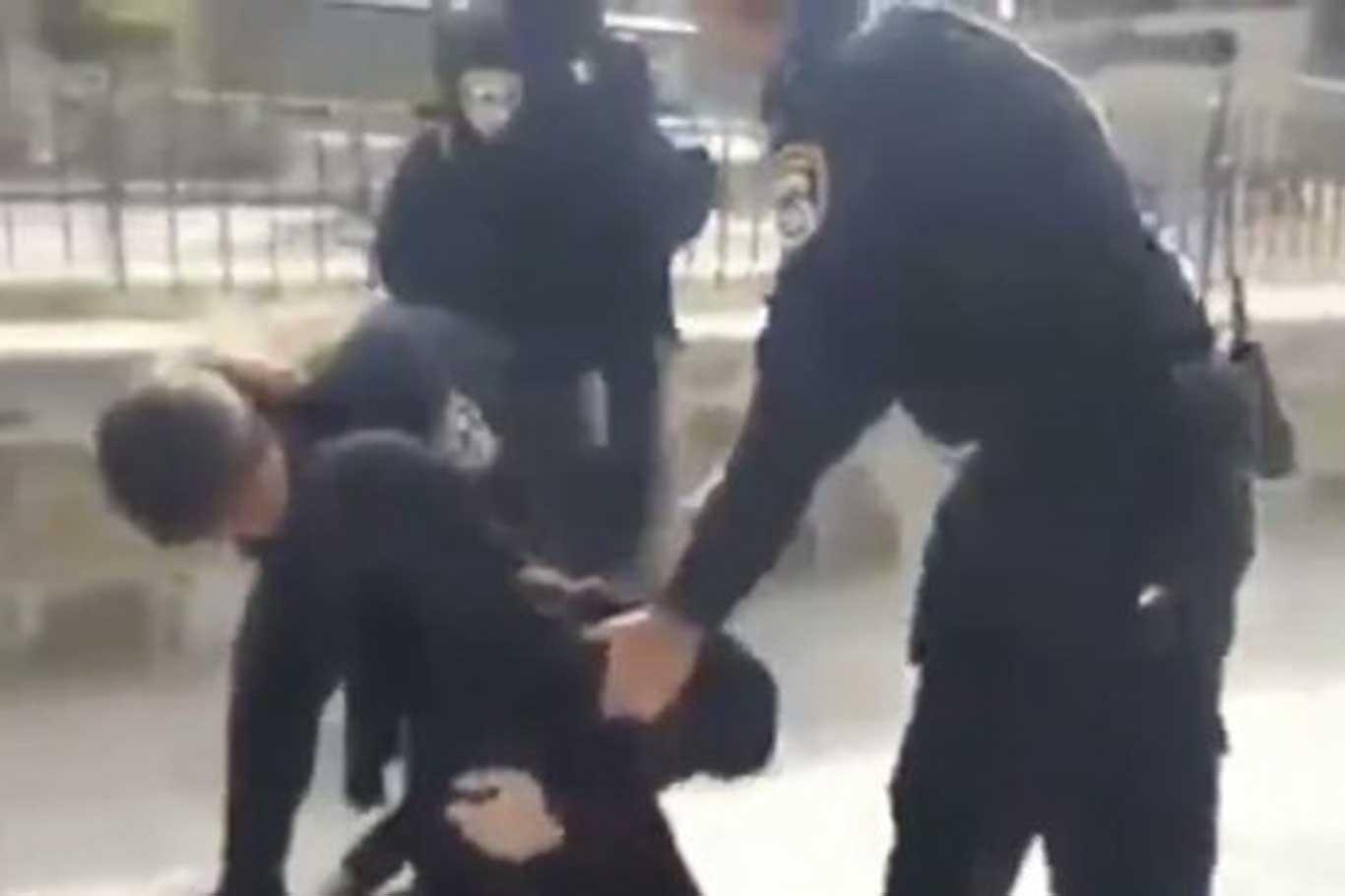 İşgal çetesi Mescid-i Aksa'da namaz kılan kadını alıkoydu İşgal çetesi Mescid-i Aksa'da namaz kılan kadını alıkoydu
